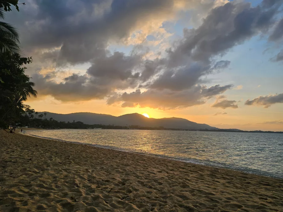 Západ slnka nad ostrovom - pohľad z hotelovej pláže