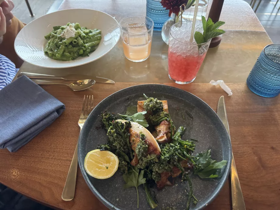 Jedlo v reštaurácii Peak