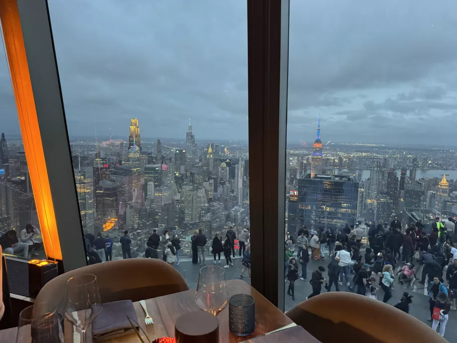 Pohľad z reštaurácie Peak