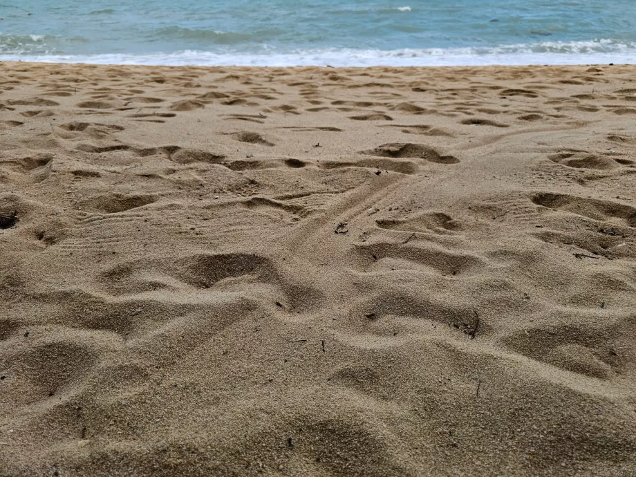 Hrubší piesok na hotelovej pláži