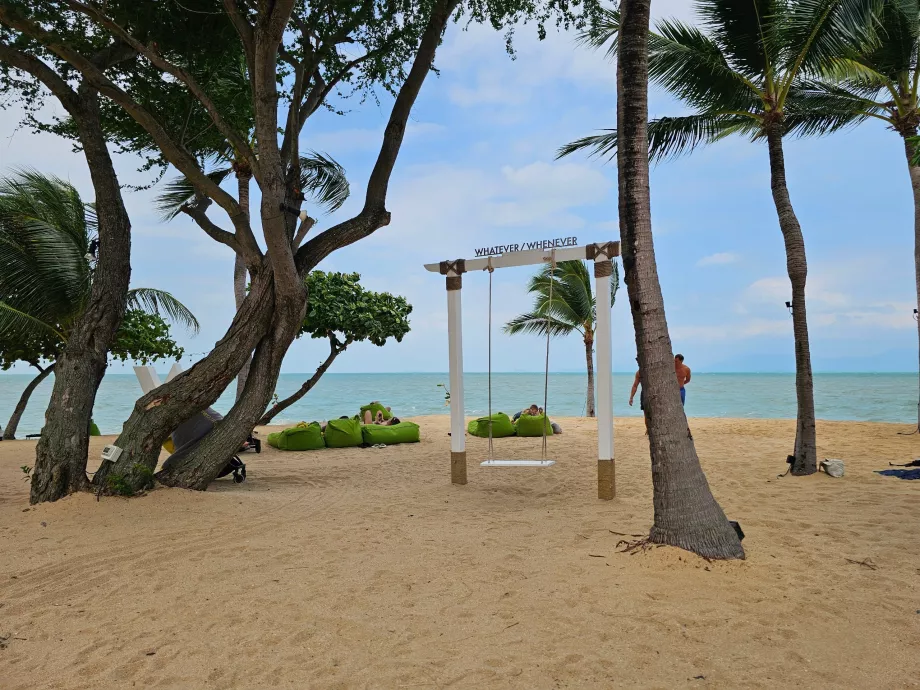 Hojdačka na hotelovej pláži