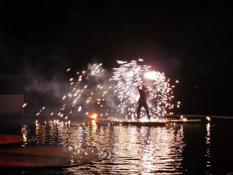 Ohňová šou v bare WooBar