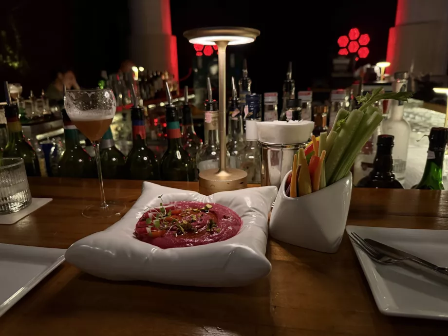 Hummus s červenou repou vo WooBar