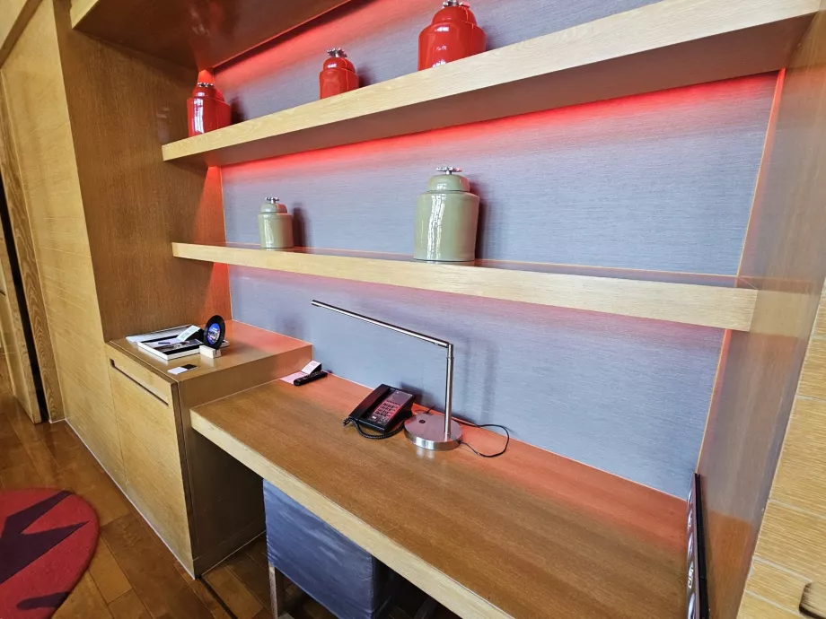 Kancelársky stôl na prácu