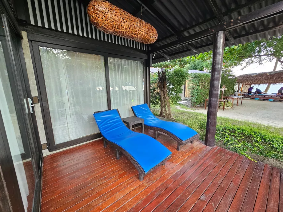 Ležadlá pred apartmánom s jednou spálňou