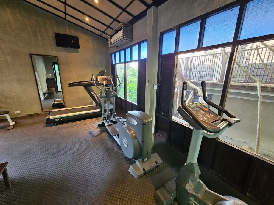 Posilňovňa so starým vybavením