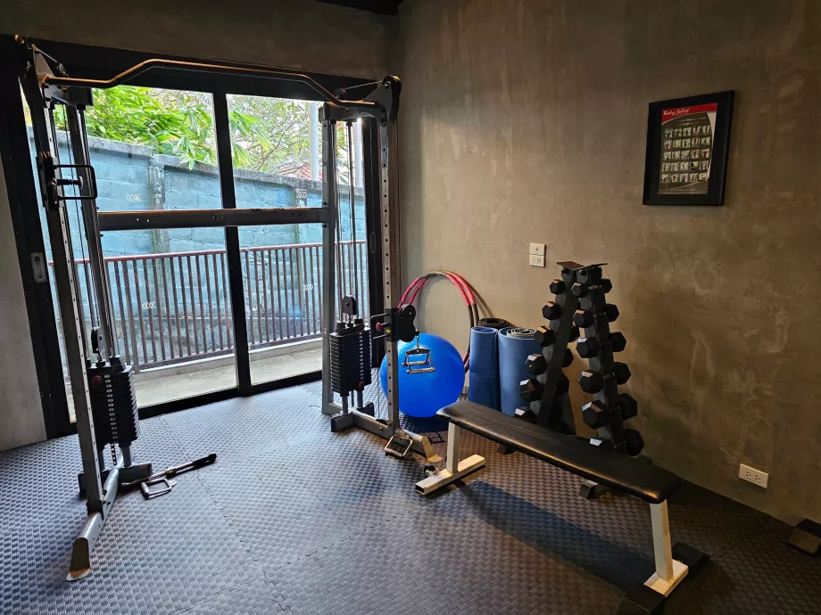 Posilňovňa so starým vybavením