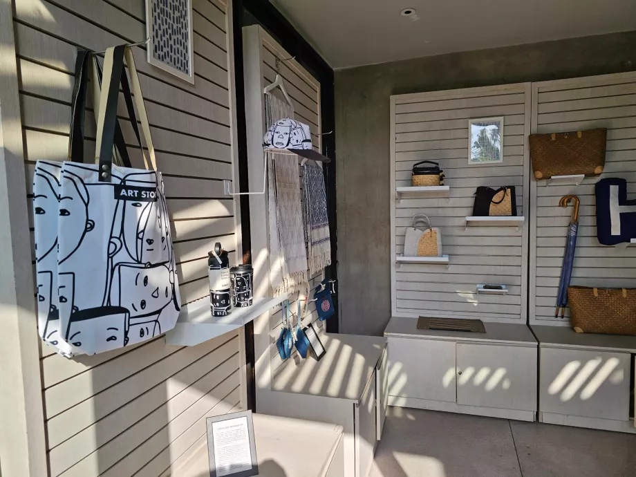 Malý obchod so suvenírmi na recepcii