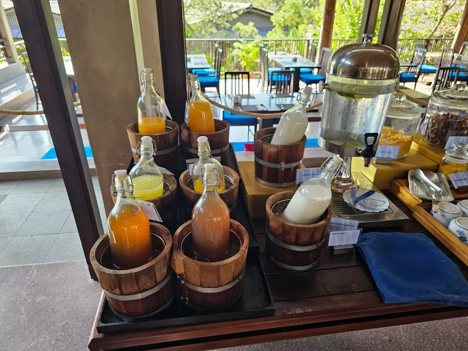 Raňajky - džúsy, voda a mlieko