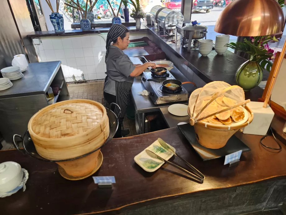 Raňajky - príprava palaciniek a vajec