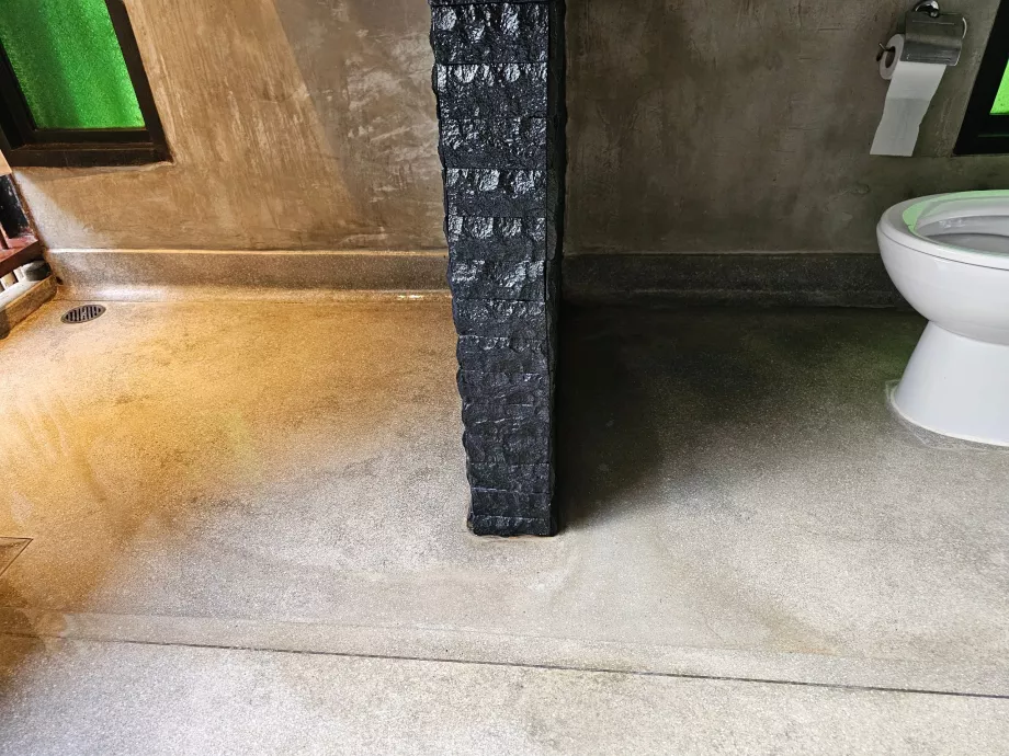 Voda zo sprchy tečie do toalety