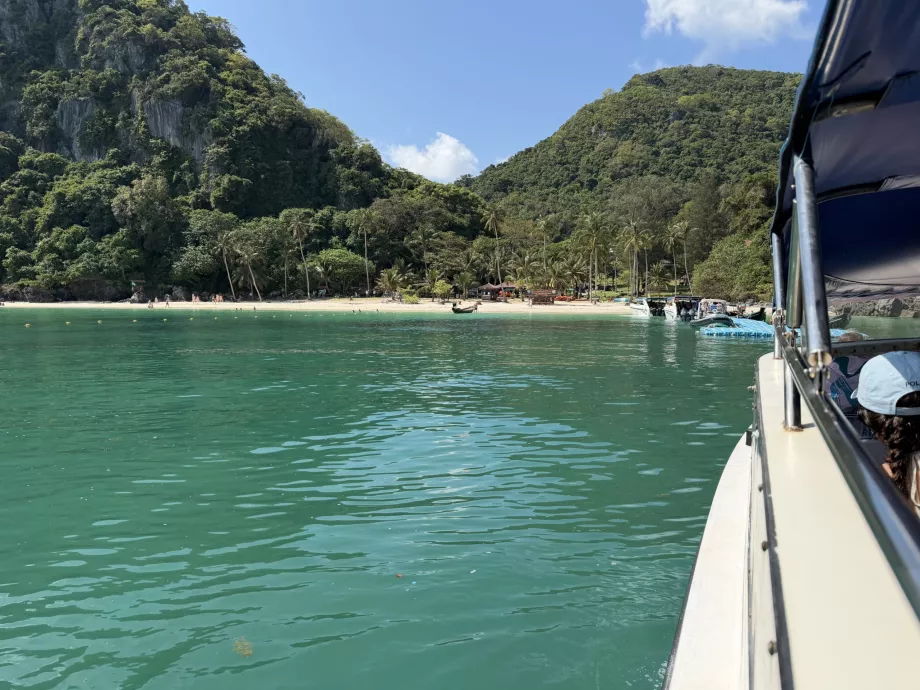 Pristátie na pláži Koh Wua Ta Lap