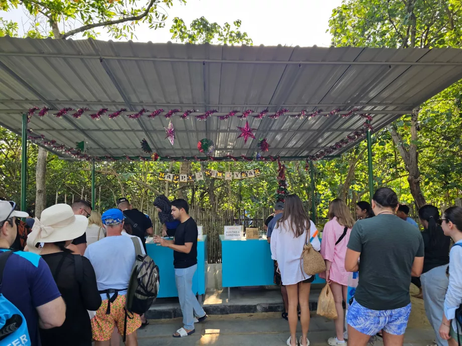 Odhlásenie pred odchodom v prístave (a zaplatenie vstupného do národného parku)