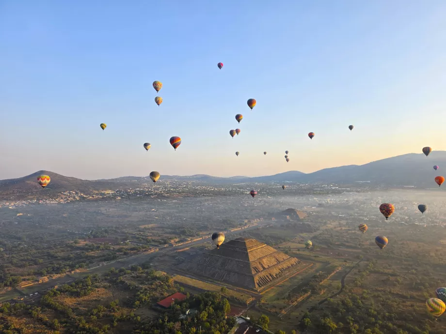 Let balónom nad pyramídami v Teotihuacáne