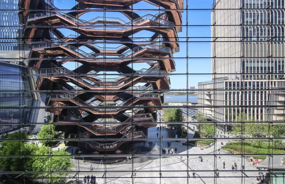 Loď pri pohľade z mrakodrapu The Edge