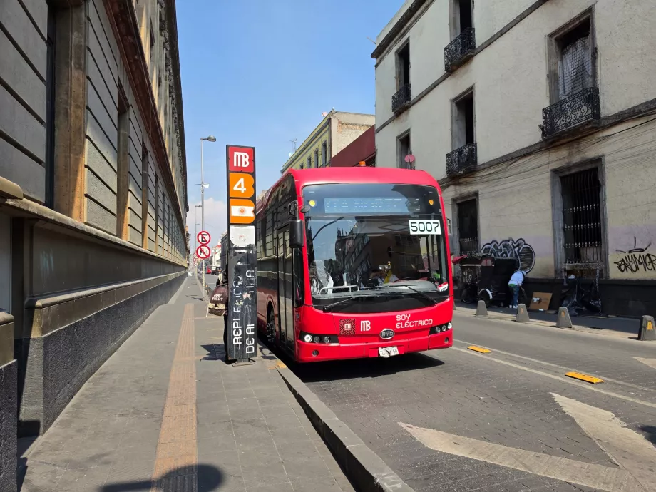Zastávka metrobusu v historickom centre