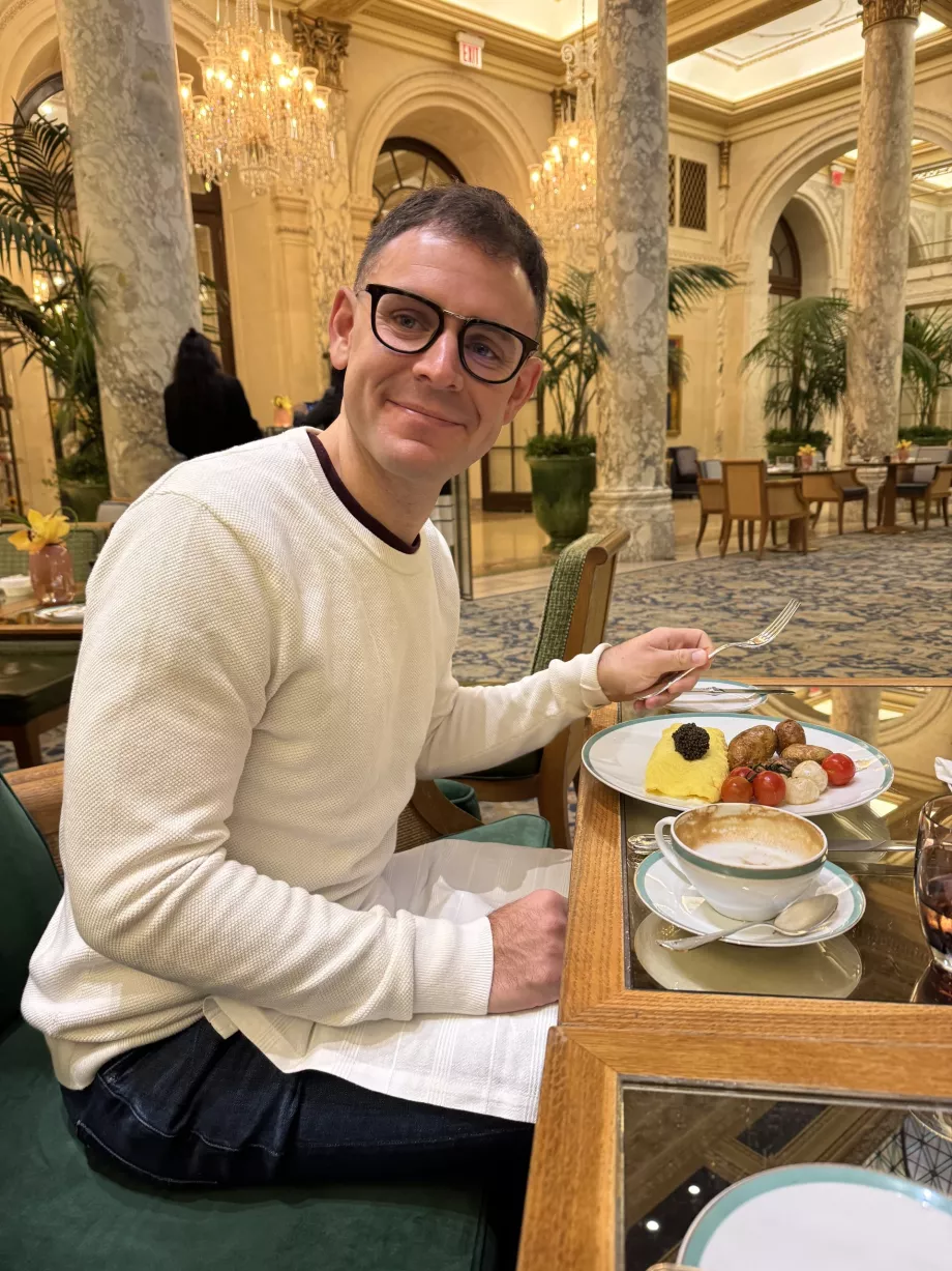 Ja na raňajky v hoteli Plaza