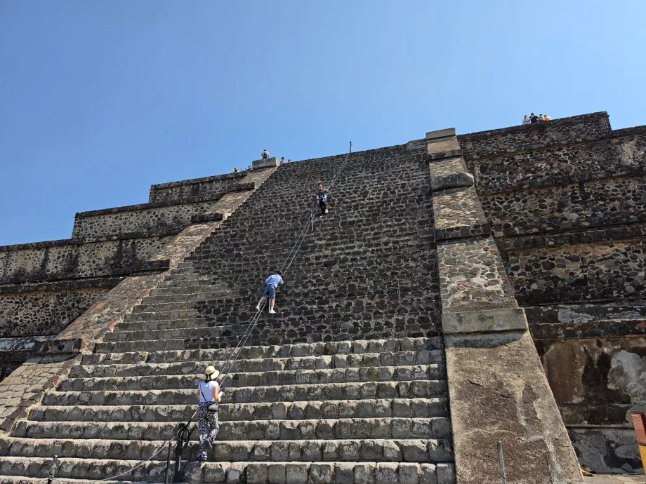 Výstup na Mesačnú pyramídu