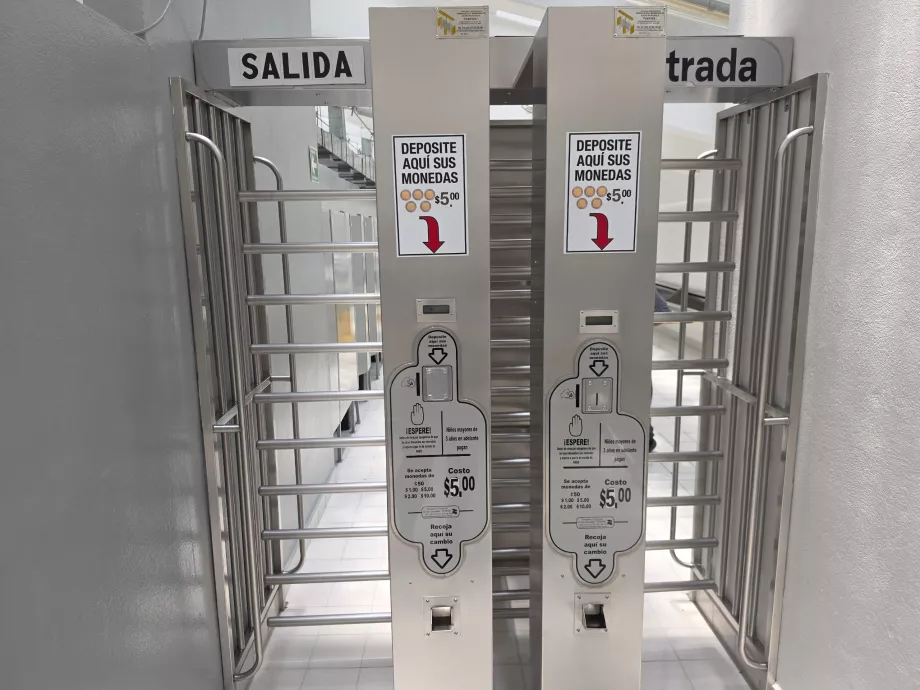 Platba 5 pesos za toaletu