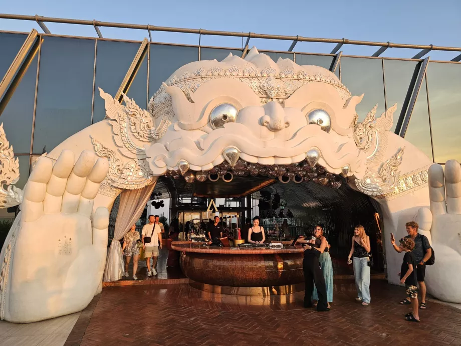 Akara Sky Hanuman - ikonický vstup na terasu