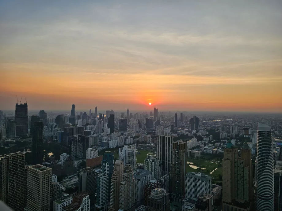 Západ slnka z Akara Sky Hanuman