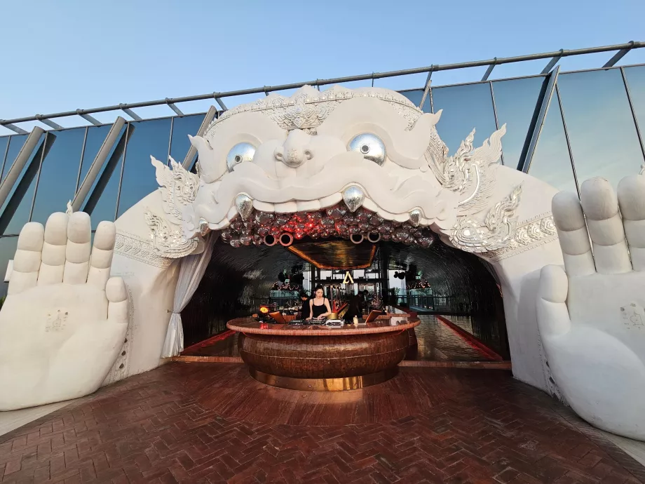 Akara Sky Hanuman - ikonický vstup na terasu