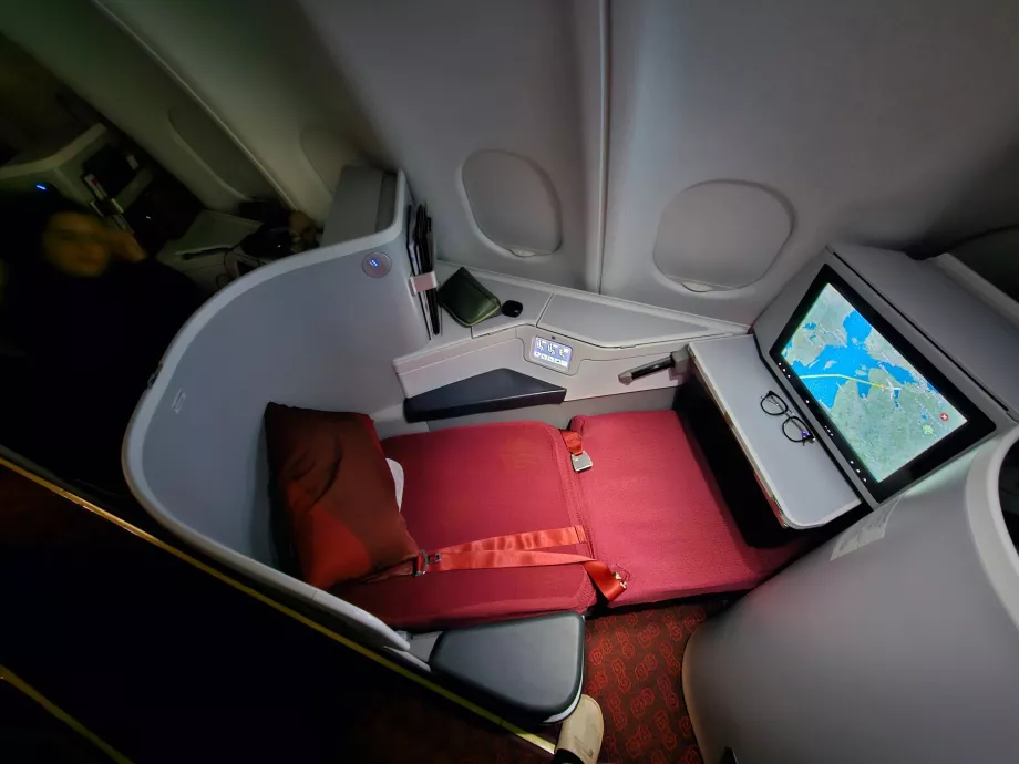 Pohovka rozložená na posteľ