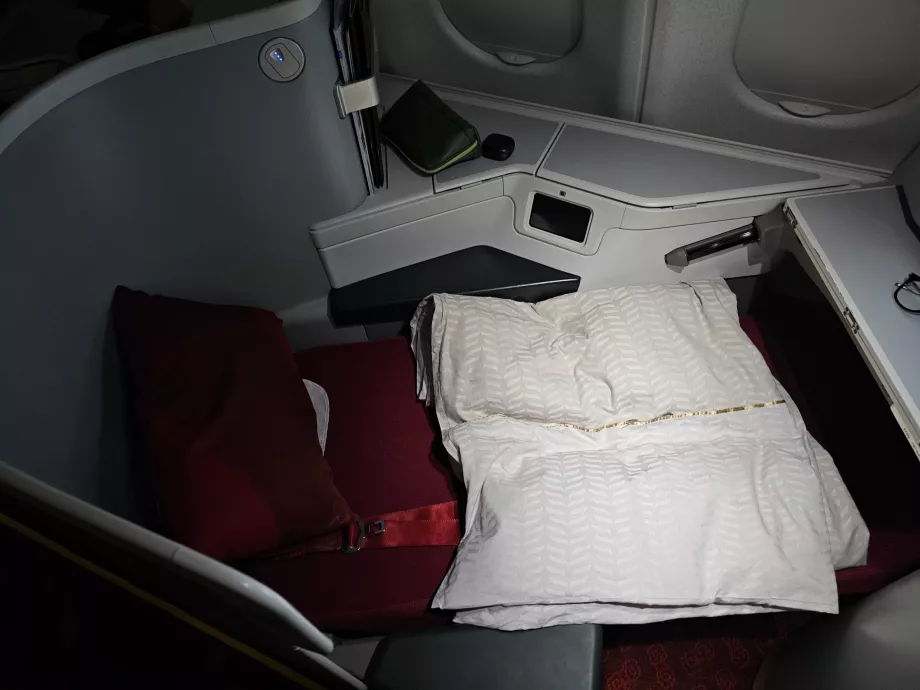 Pohovka rozložená na posteľ