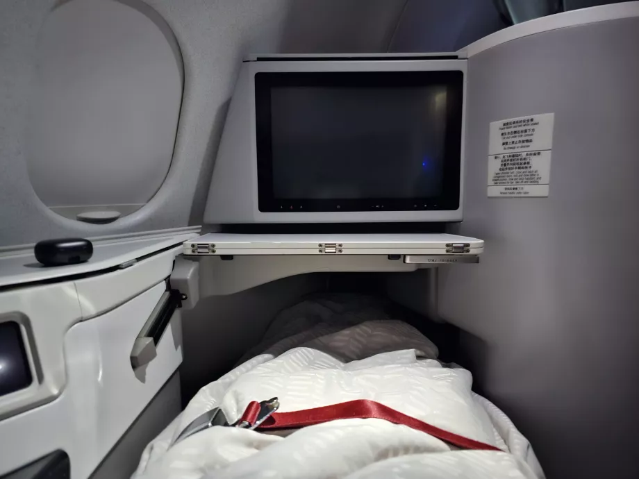 Pohovka rozložená na posteľ