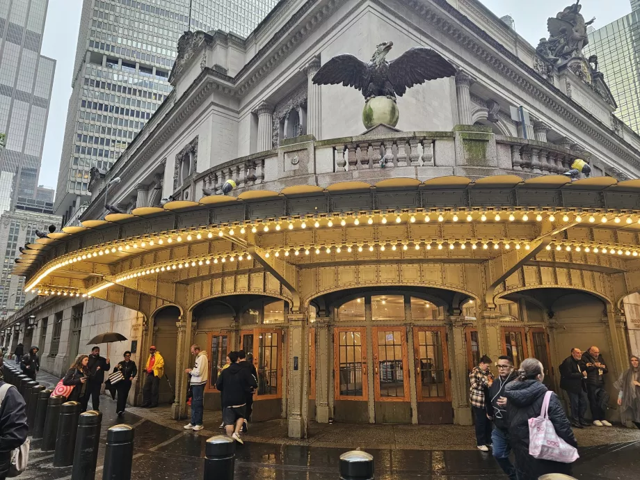 Socha orla nad vchodom