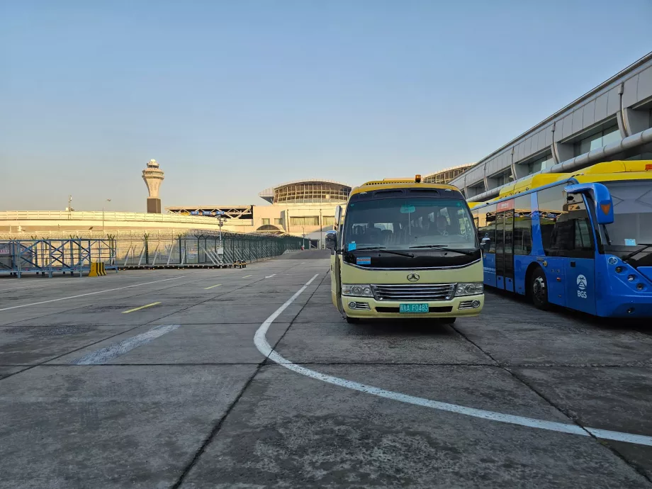 Presun autobusom k lietadlu