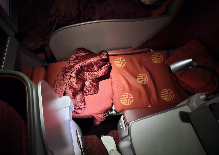 Pohovka rozložená na posteľ