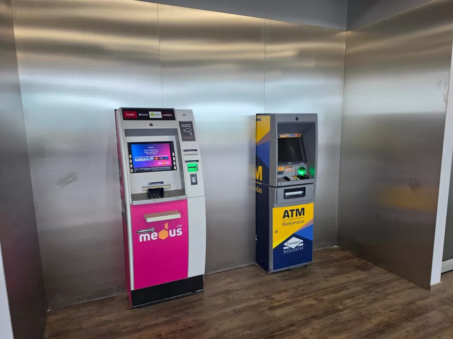 Bankomat v príletovej hale