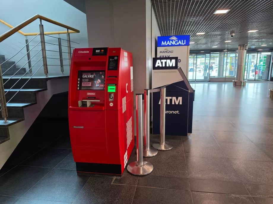Bankomaty v príletovej hale