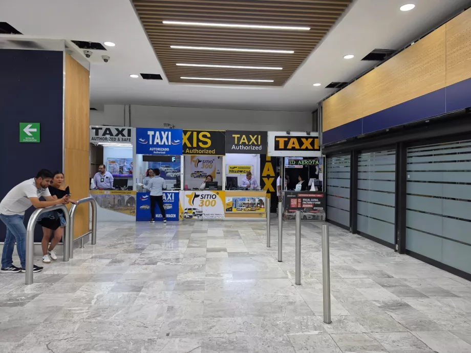 Pult taxi v príletovej hale