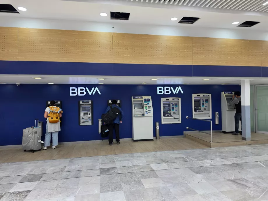 Bankomaty v príletovej hale