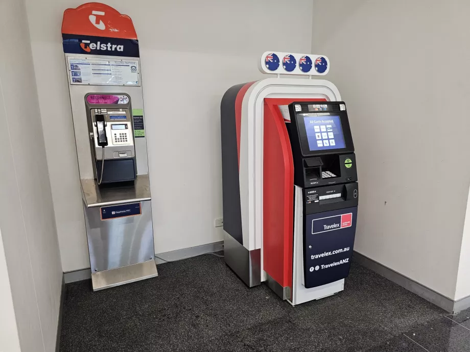 Bankomat v príletovej hale