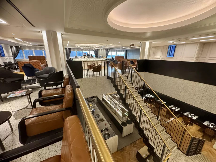 Pohľad na salónik z horného poschodia