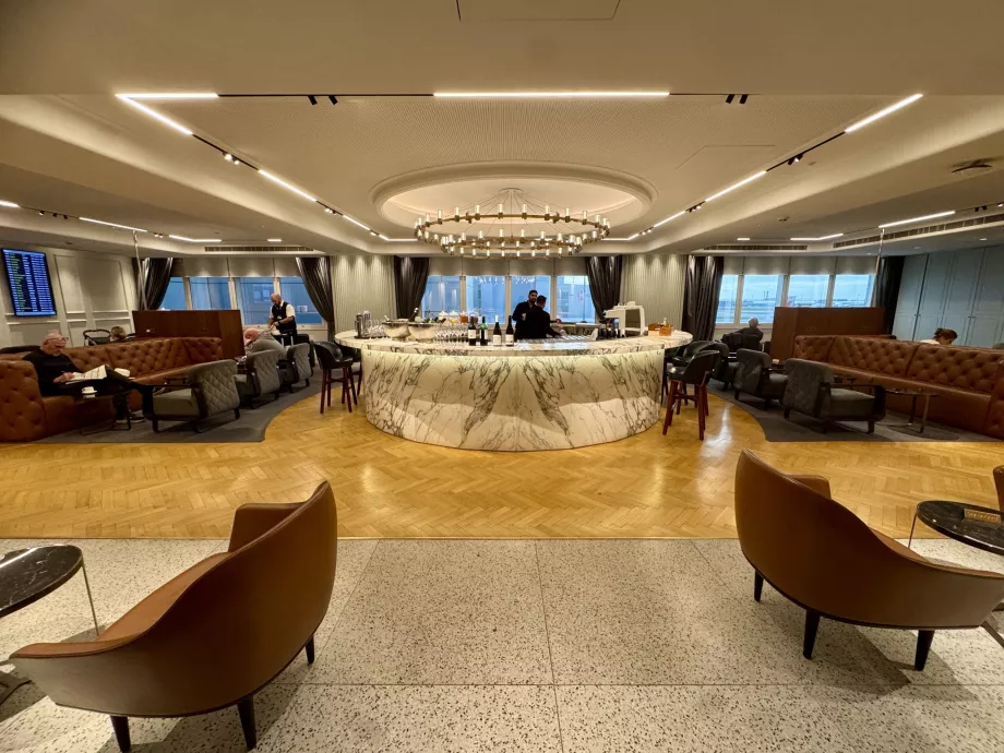 Salónik na hornom poschodí s barom