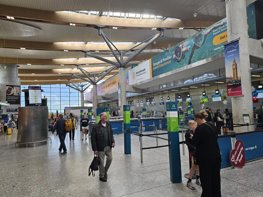 Odbavovacie pulty v odletovej hale