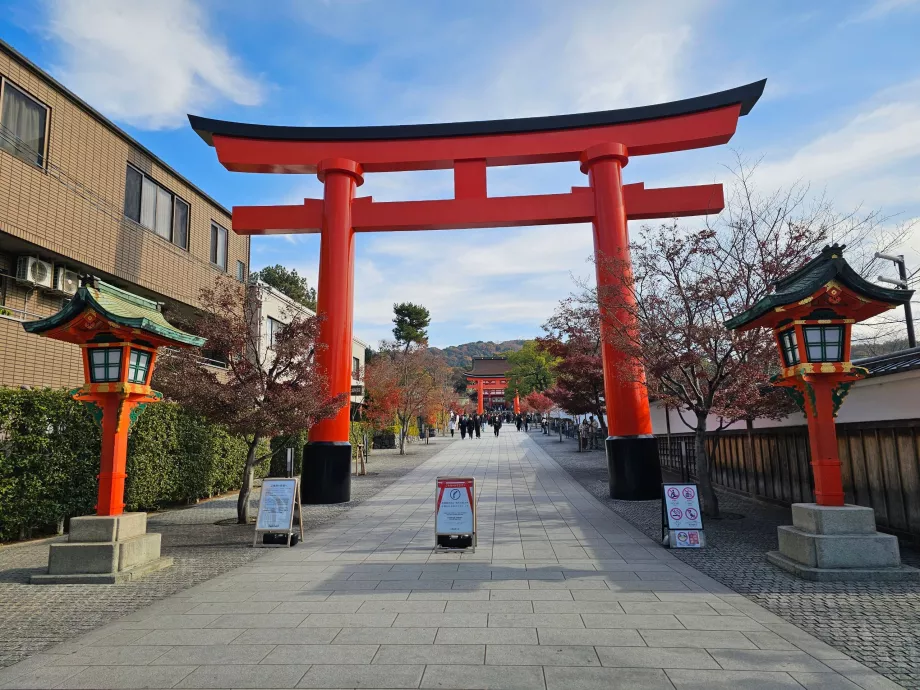 Vstupná zóna pre chodcov zo železničných staníc
