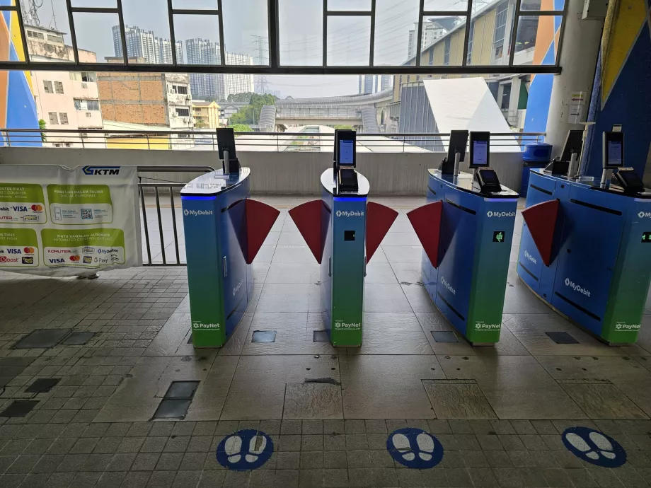 Turnikety na vlakových staniciach KTM