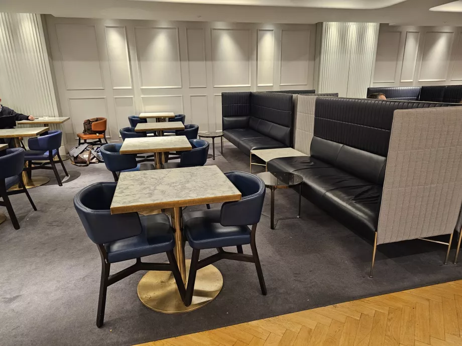 Jedálenské stoly na 1. poschodí