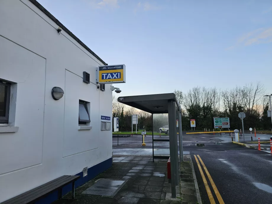 Stanovište taxíkov a autobusová zastávka