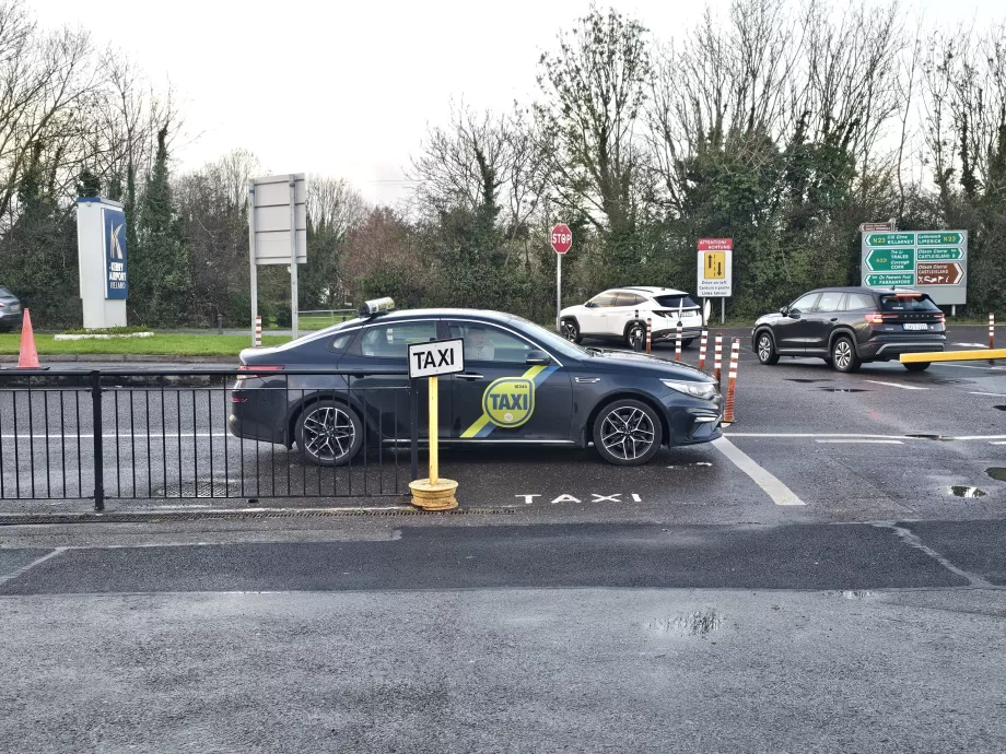 Stanovište taxíkov pred terminálom