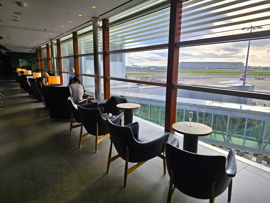 Kreslá s výhľadom na asfalt