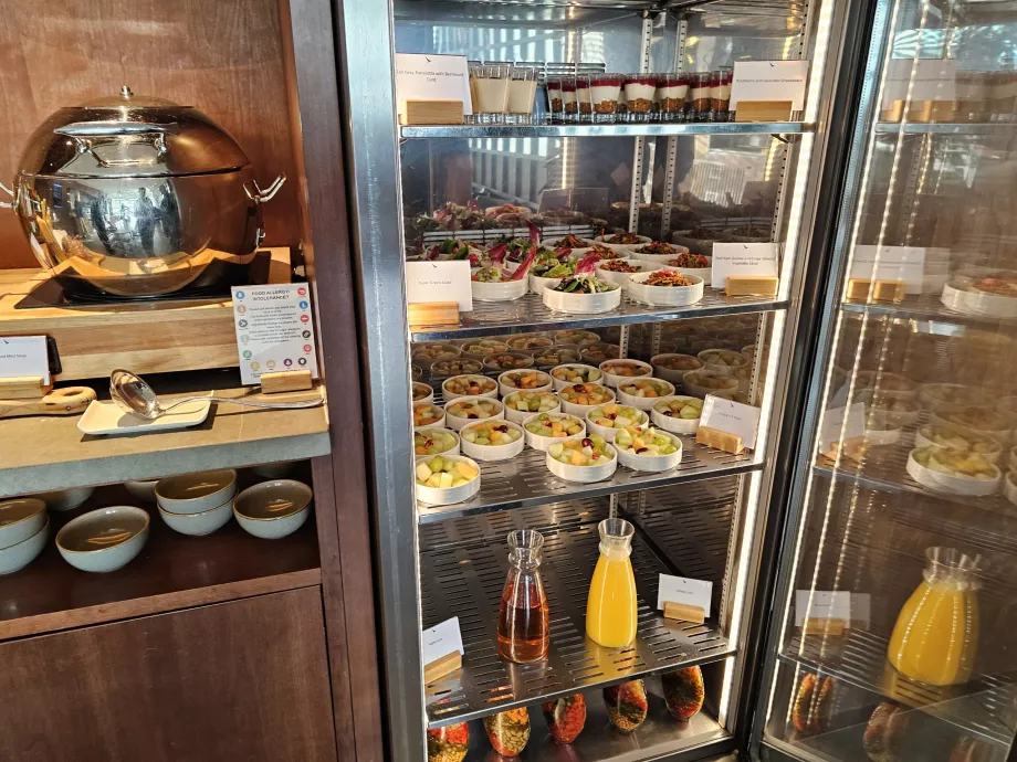 Ovocie, panna cotta, džúsy a zeleninové šaláty