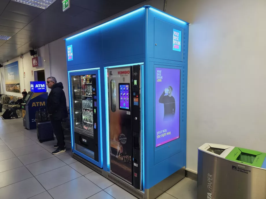 Predajný automat v letiskovej hale
