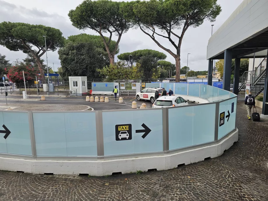 Stanovište taxíkov pred príletovou halou