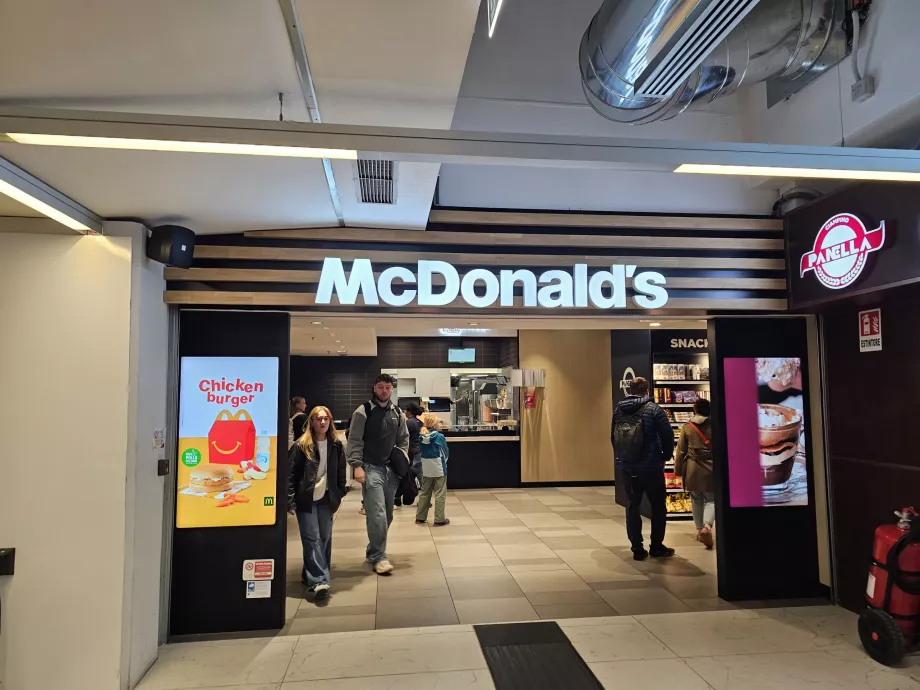 McDonald's v odletovej hale, verejný priestor